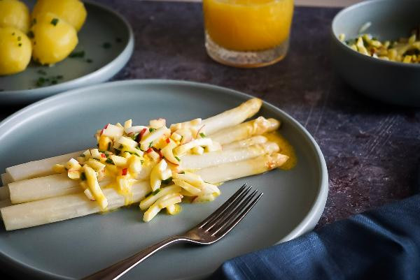 Produktfoto zu Spargel mit Radieschen-Ei-Vinaigrette