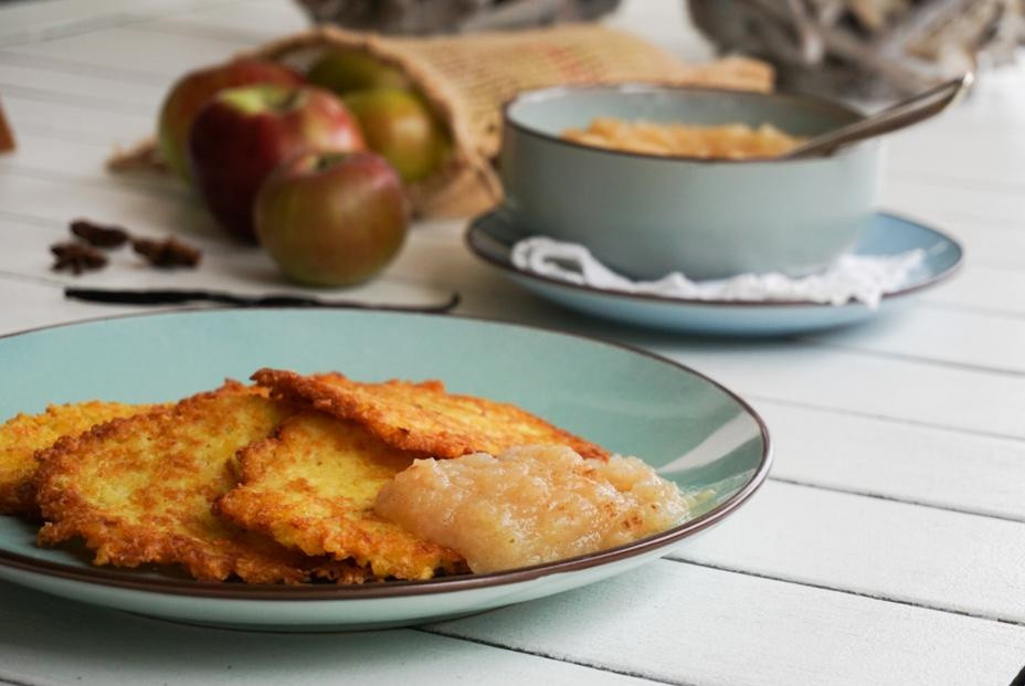 Reibeplätzchen mit Apfelmus